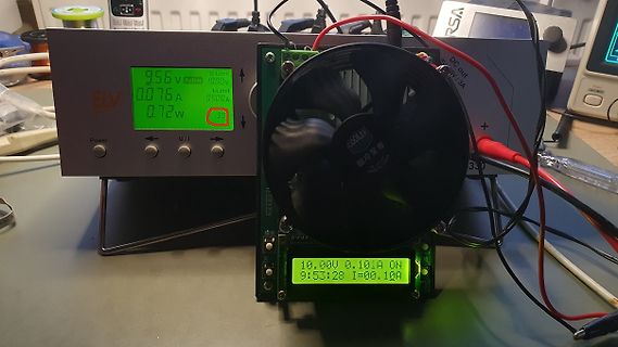 Labornetzteil mit Display und Lüfter