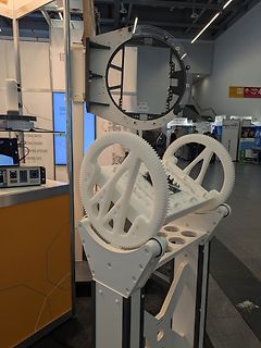 Mechanisches Exponat mit Zahnrädern auf einer Messe