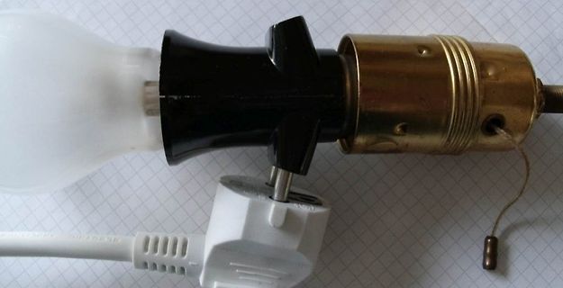 Lampenfassung mit angeschlossenem Netzstecker