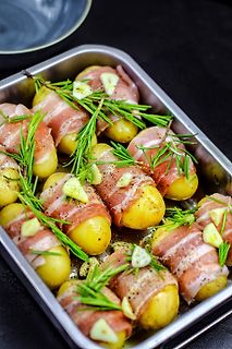Speck umwickelte Kartoffeln mit Rosmarin und Knoblauch