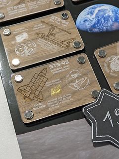 Holzplaketten mit Space Shuttle Missionen