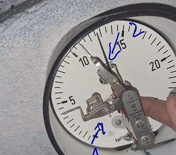 Analoges Messgerät mit Zeigeranzeige