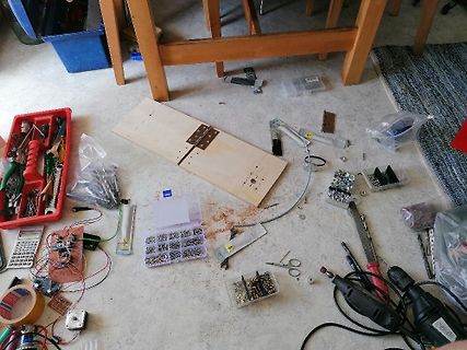 Werkstatt mit Werkzeugen, Bauteilen und Holzbrett