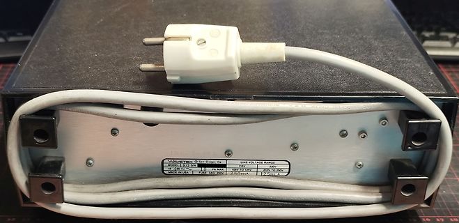 Rückseite eines Wavetek Geräts mit Netzkabel