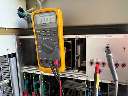 Multimeter Messung an einem Netzteil