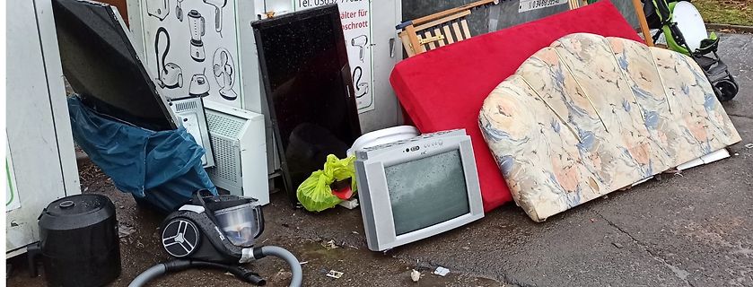 Sperrmüll mit Elektrogeräten und Matratzen