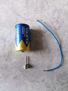 Batterie, blaues Kabel und Schraube