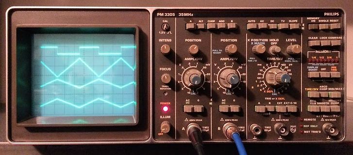 Philips PM 3305 Oszilloskop mit Wellenform auf dem Display