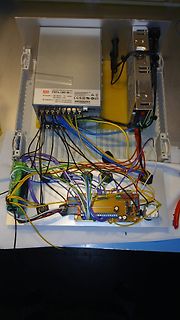 Verdrahteter Aufbau mit Netzteil und Leiterplatte