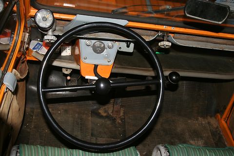 Innenansicht eines Fahrzeugcockpits mit Lenkrad