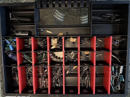 Sortimentsdose mit elektronischen Bauteilen