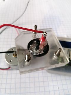 Elektrischer Aufbau mit Acrylplatte und Kabeln