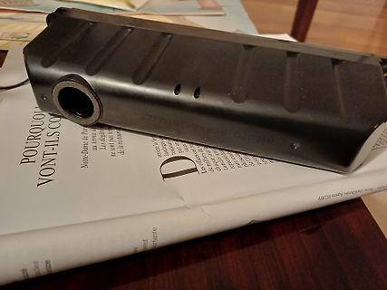 Schwarzes Gehäuse auf Buchseite