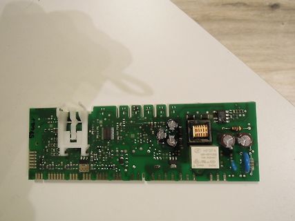 Grüne Leiterplatte mit elektronischen Bauteilen