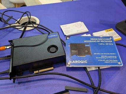 Karogic R5000 Discover Wideband RF Receiver und Visitenkarten