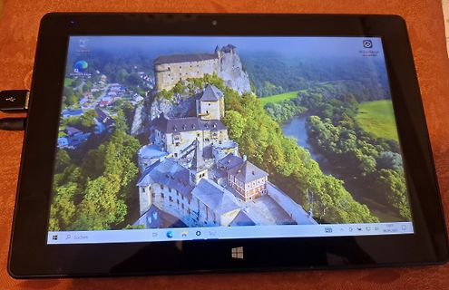 Foto eines Tablets mit Windows-Desktop