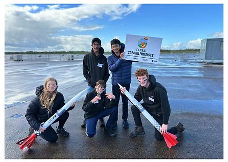 CANSAT 2024 UK Finalists mit Raketenmodell