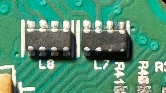 Nahaufnahme von zwei SMD-Ferritperlen auf Leiterplatte