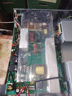 Innenansicht eines Netzteils mit Bauteilen unter Folie
