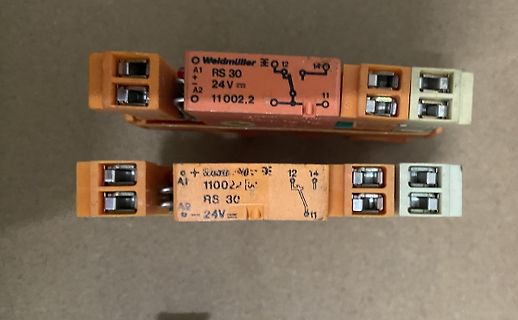 Zwei Weidmüller RS 30 Relaismodule