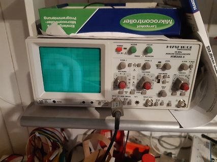 Analog-Oszilloskop auf einem Regal