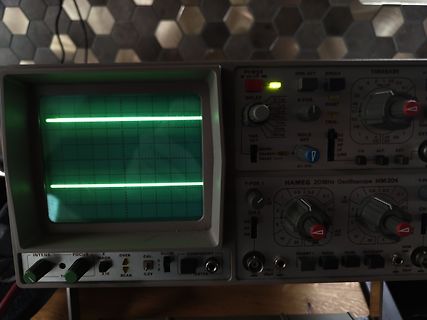 Hameg 20MHz Oszilloskop mit zwei horizontalen Linien