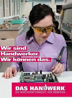 Frau lötet eine Leiterplatte