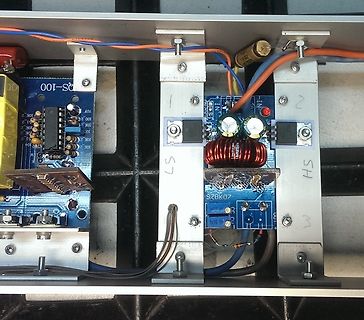 Innenansicht eines elektronischen Geräts mit Platinen und Spule