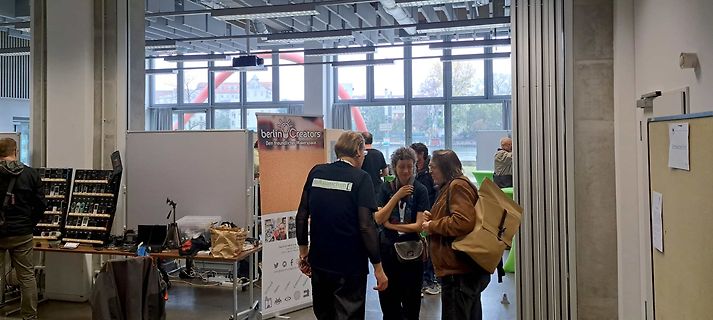 Menschen an einem Stand bei Berlin Creators