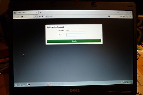 Abfotografierter Laptop-Bildschirm mit OpenWrt Login-Seite