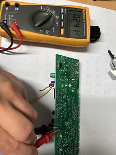 Multimeter misst Spannung an einer Leiterplatte