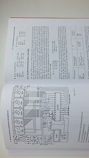 Seite aus einem Lehrbuch mit Schaltplan und Text