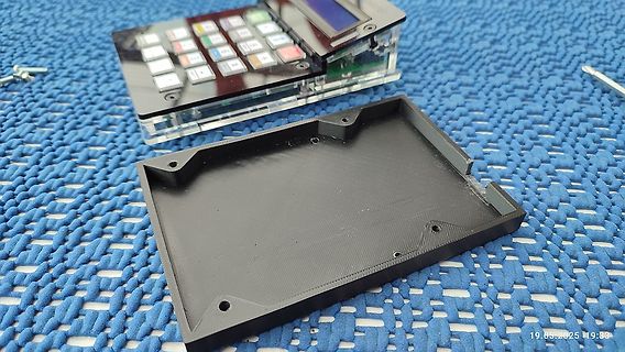 Gehäuse eines elektronischen Geräts mit Tastatur und Display