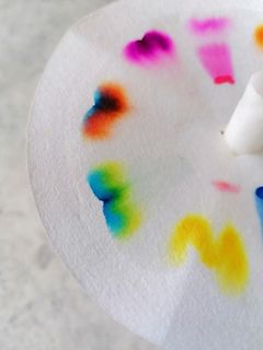 Farbflecken auf weißem Papier
