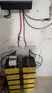 Batterieaufbau mit Verkabelung und Laderegler