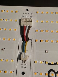LED-Leiste mit Kabelanschluss und Beschriftung