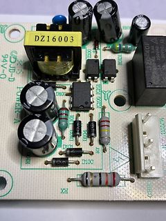 Nahaufnahme einer Leiterplatte mit elektronischen Bauteilen