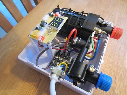 Elektronischer Aufbau mit Display und Pumpen