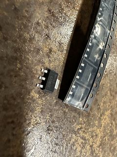 Elektronikbauteil und Kunststoffstreifen auf Untergrund