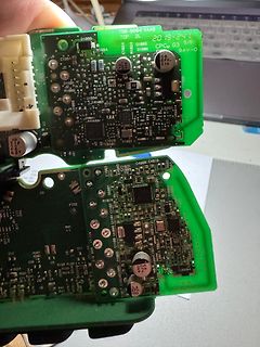 Zwei grüne Leiterplatten mit elektronischen Bauteilen