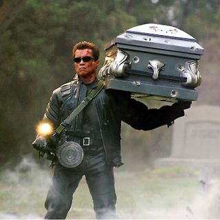 Meme mit Arnold Schwarzenegger und einem Sarg
