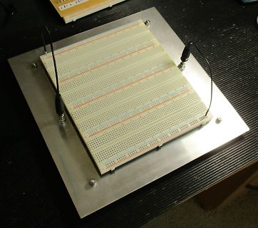 Steckbrett auf Metallplatte mit Messspitzen