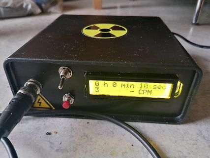 Geigerzähler mit Display und Warnsymbol