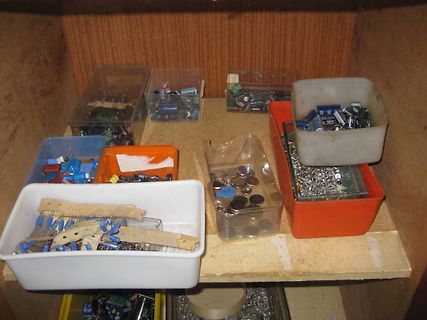 Sortiment an elektronischen Bauteilen in Kunststoffboxen