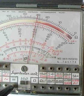 Nahaufnahme einer analogen Multimeter-Skala