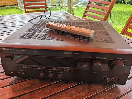 Yamaha AV-Verstärker mit Fernbedienung auf Holztisch