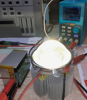 Messaufbau einer leuchtenden LED mit Netzteil und Labornetzgerät