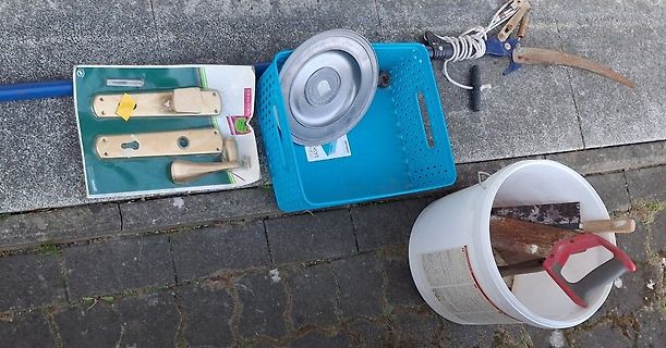 Gegenstände auf Pflastersteinen