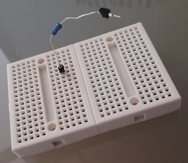 Widerstand und Diode auf Breadboard