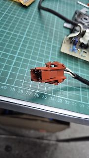 Elektrischer Stecker auf Schneidematte